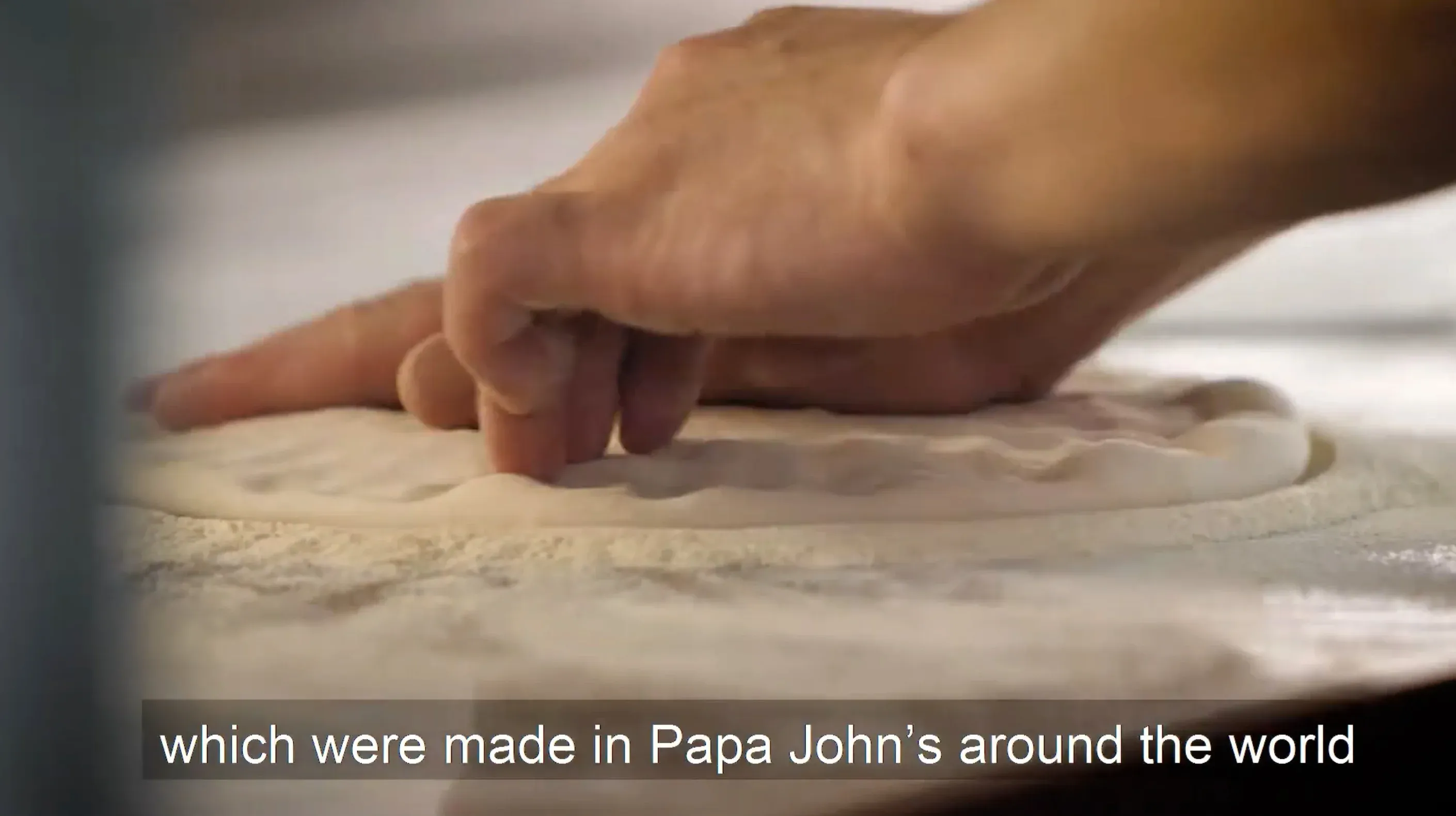 Раскатываем тесто. Кадр из видеоролика