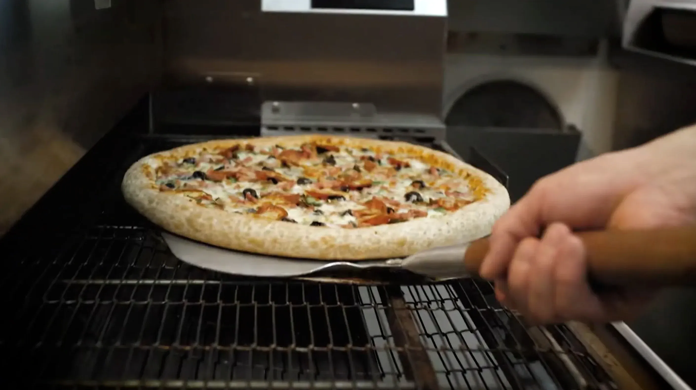 Запекаем пиццу. Кадр из видеоролика