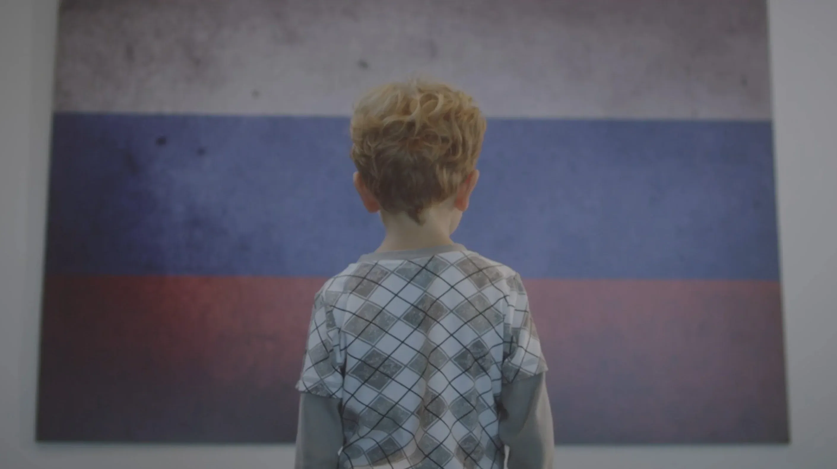 Мальчик у флага. Кадр из социального ролика